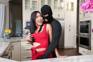 Nữa đêm ông bố nghiện rượu vào phòng hiếp dâm con dâu...