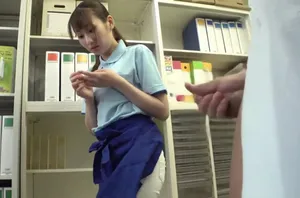 Nữ thần môi đỏ với mái tóc dài và trâm cài ngọc trai ở trên và quan hệ tình dục với bạn trai đẹp trai và khỏe mạnh của mình trong một tiếng rưỡi